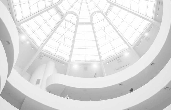 乐竟电竞团队工作场景，成员们围坐讨论电竞内容创作，米色与绿色装饰营造自然清新氛围